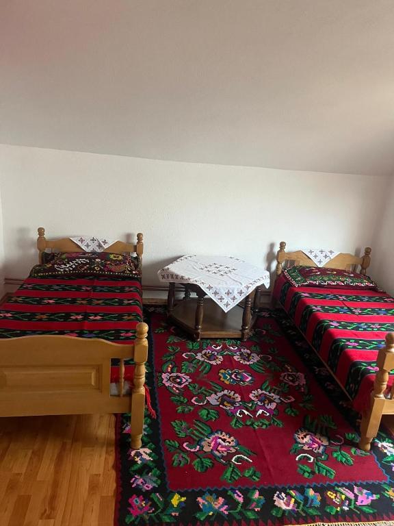 two beds sitting next to each other in a room at Rastoder Ponor in Petnjica