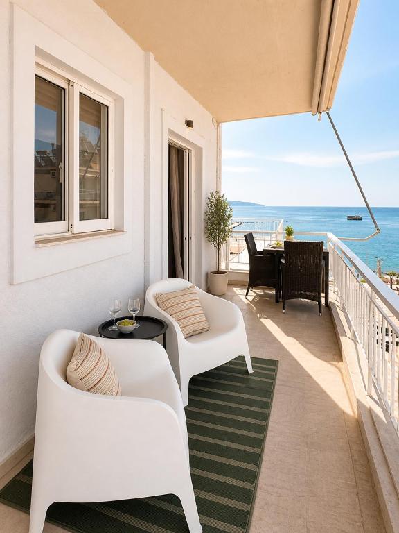 Panoramic Sea and Mountain View Studio - Short Walk to the Beach