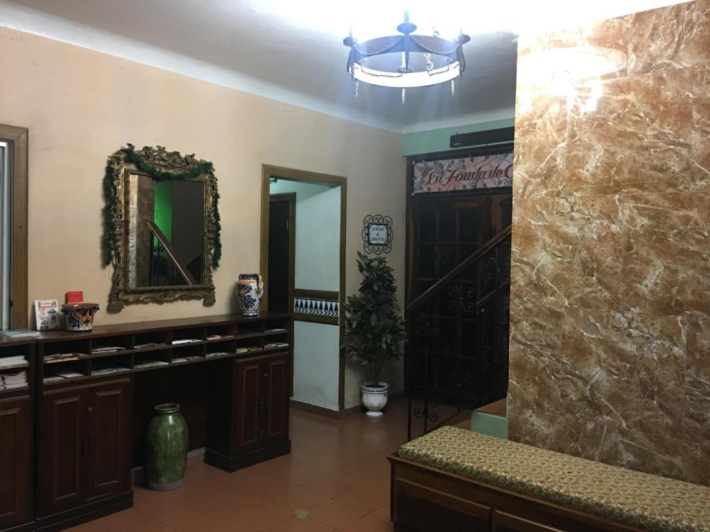 Un baño grande con espejo y lavabo. en Hotel Iberia - San Juan, en San Juan