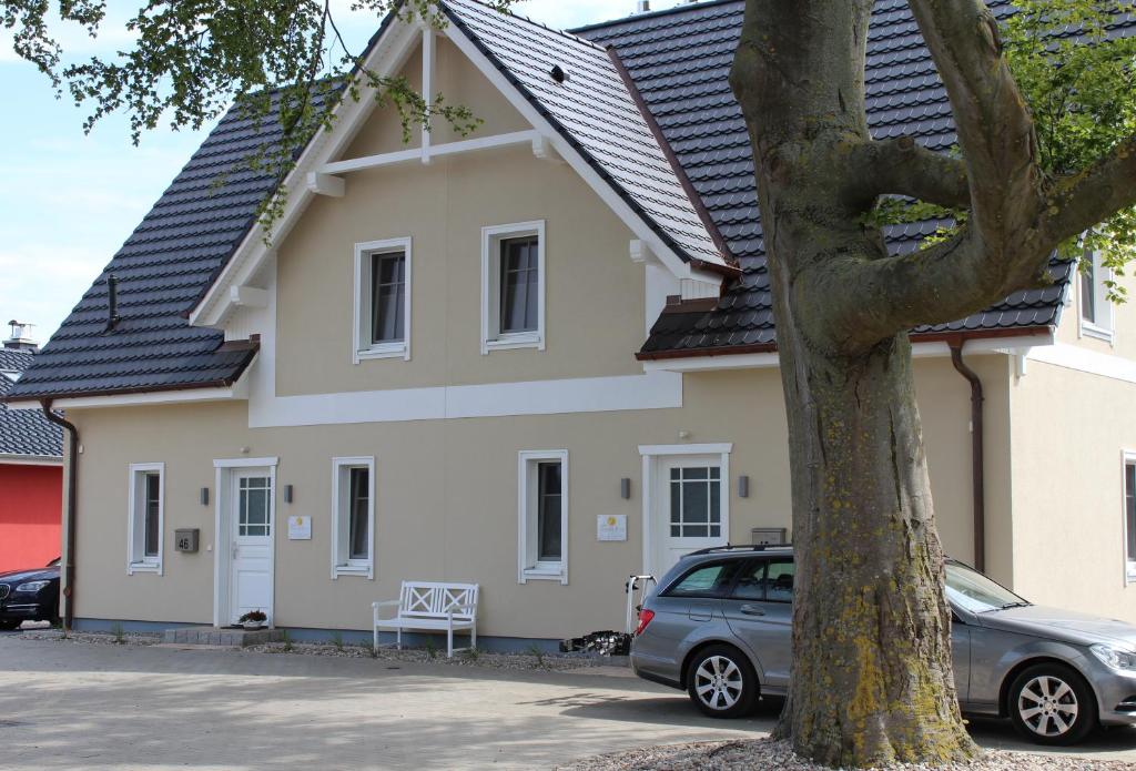 a house with a car parked in front of it at Grosse Kirr in Zingst