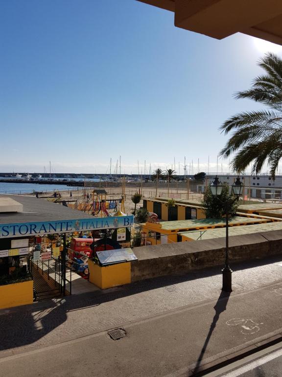 vista su una spiaggia con parco giochi e edifici di Appartamento Trento Trieste a Sanremo