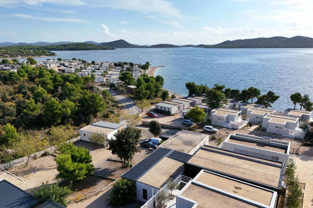 an aerial view of a village next to the water at Strandhaus Ahoi 17, Terrasse mit Meerblick, Privatstrand, 2 Badezimmer in Drage