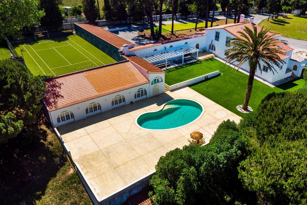 an aerial view of a house with a tennis court at Quinta do Outeiro by Soulplaces in Almargem