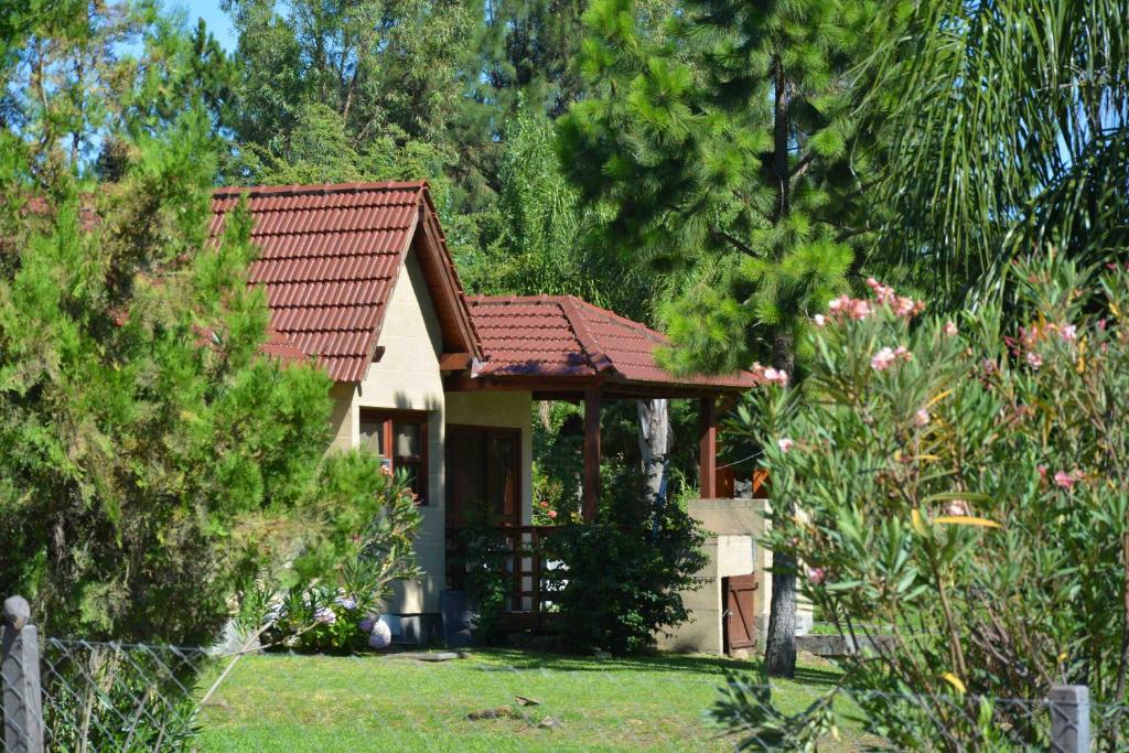 una pequeña casa con techo rojo en un patio en Complejo Tajamar en Colón