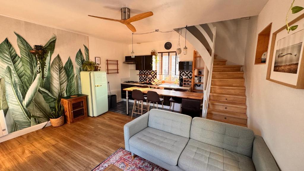 a living room with a couch and a kitchen at Montoir-de-Bretagne in Montoir-de-Bretagne