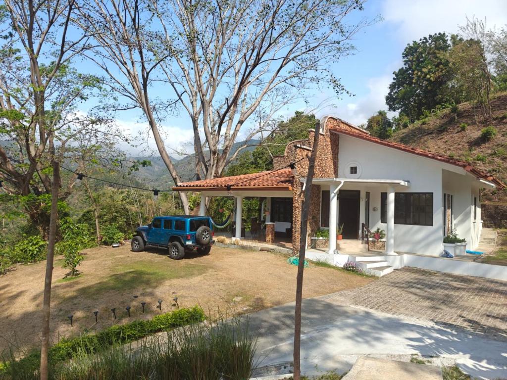 a blue jeep parked in front of a house at Casa Flussy in Sorá