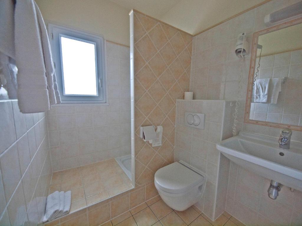 Koupelna v ubytování Hotel Les Oliviers