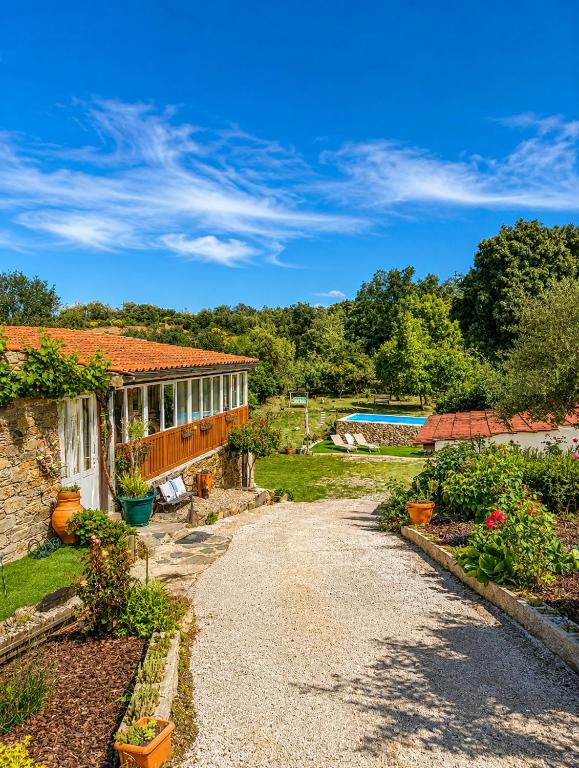 a driveway leading to a house with a pool at Casa dos Invernos in Paçô