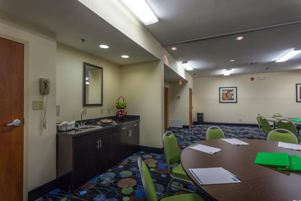 Holiday Inn Express Hotel & Suites Edmond by IHG photo