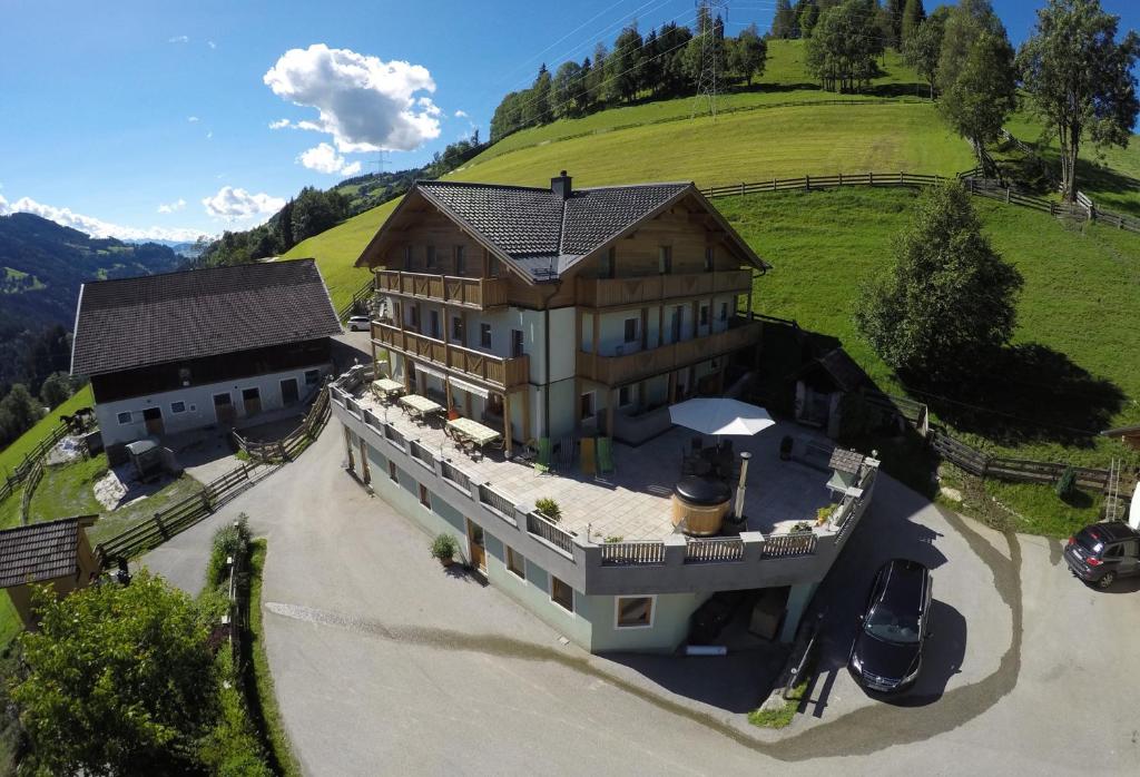 uma vista aérea de uma grande casa com uma colina em Obergersbach em Floitensberg