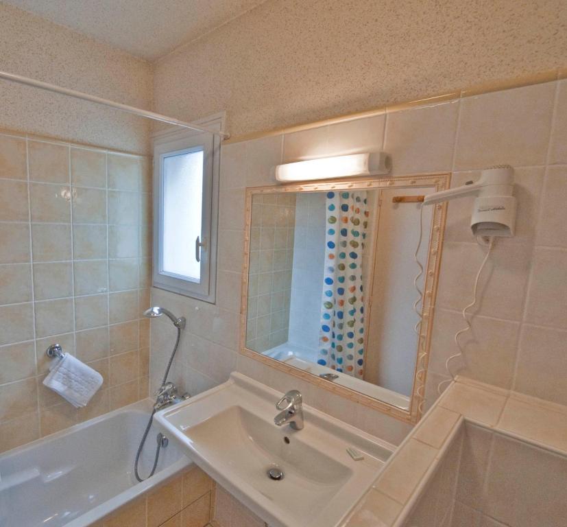 Koupelna v ubytování Hotel Les Oliviers