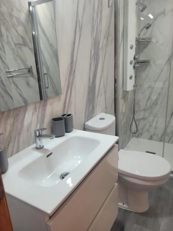 Apartamento de 2 dormitorios con terraza y vistas al mar
