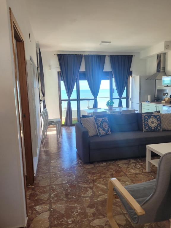 Apartamento de 2 dormitorios con terraza y vistas al mar