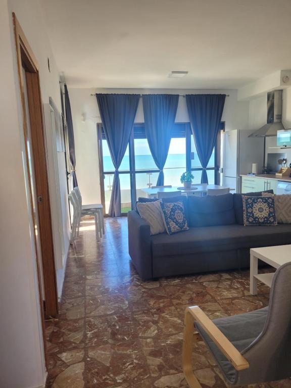 Apartamento de 2 dormitorios con terraza y vistas al mar