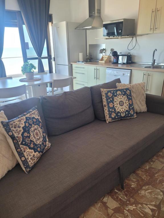 Apartamento de 2 dormitorios con terraza y vistas al mar