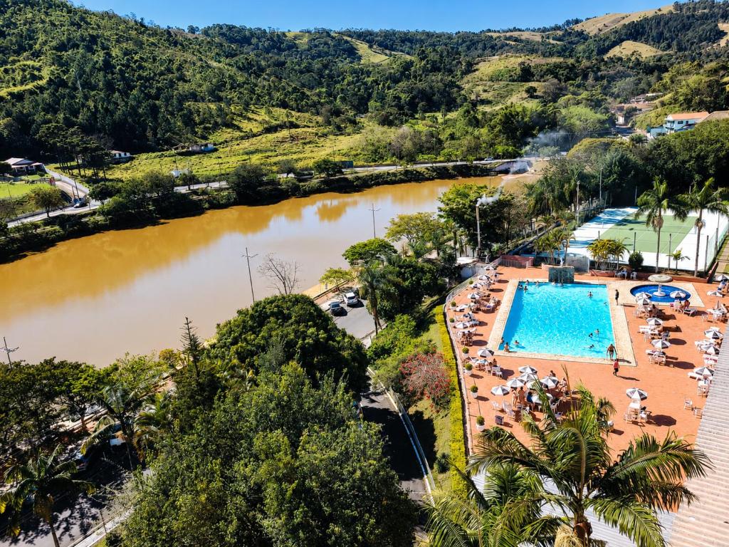 an overhead view of a river and a pool at Flat 113, Hotel Cavalinho Branco in Águas de Lindoia