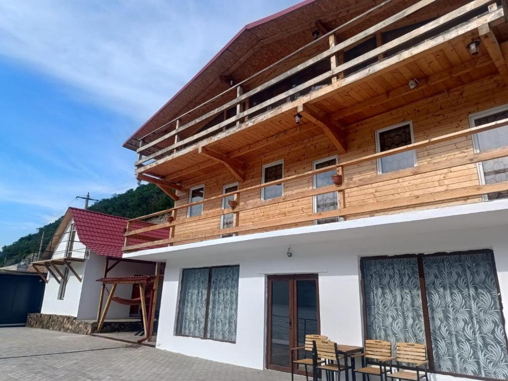 a building with a balcony on top of it at Casa de vacanță la Dunăre in Sviniţa