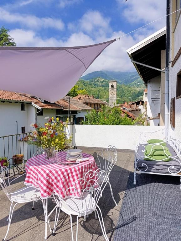 a table and chairs on a balcony with a view at Da Anny - Valdilana in Coggiola