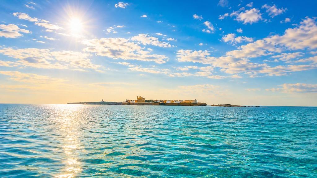 a view of the ocean from a boat at La Esquineta de Tabarca in Tabarca