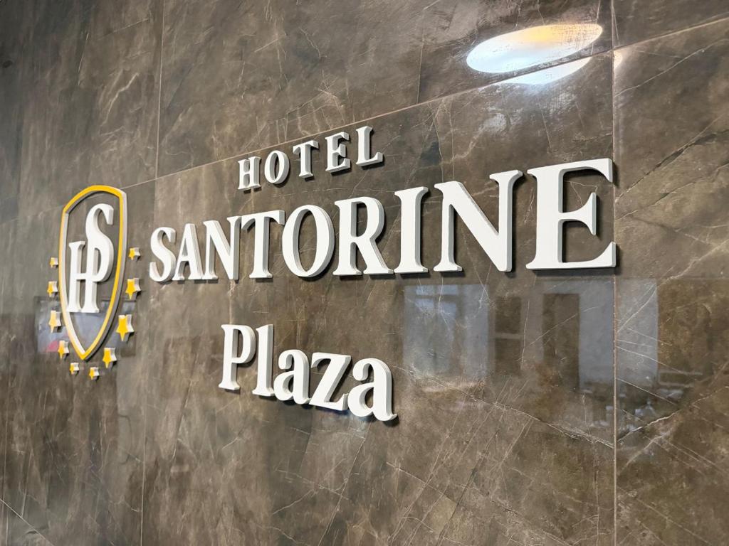 a sign for a hotel santorini plaza at Hotel Santorine Plaza - Itabira - Próximo a Fundação Cultural Carlos Drummond Andrade in Itabira