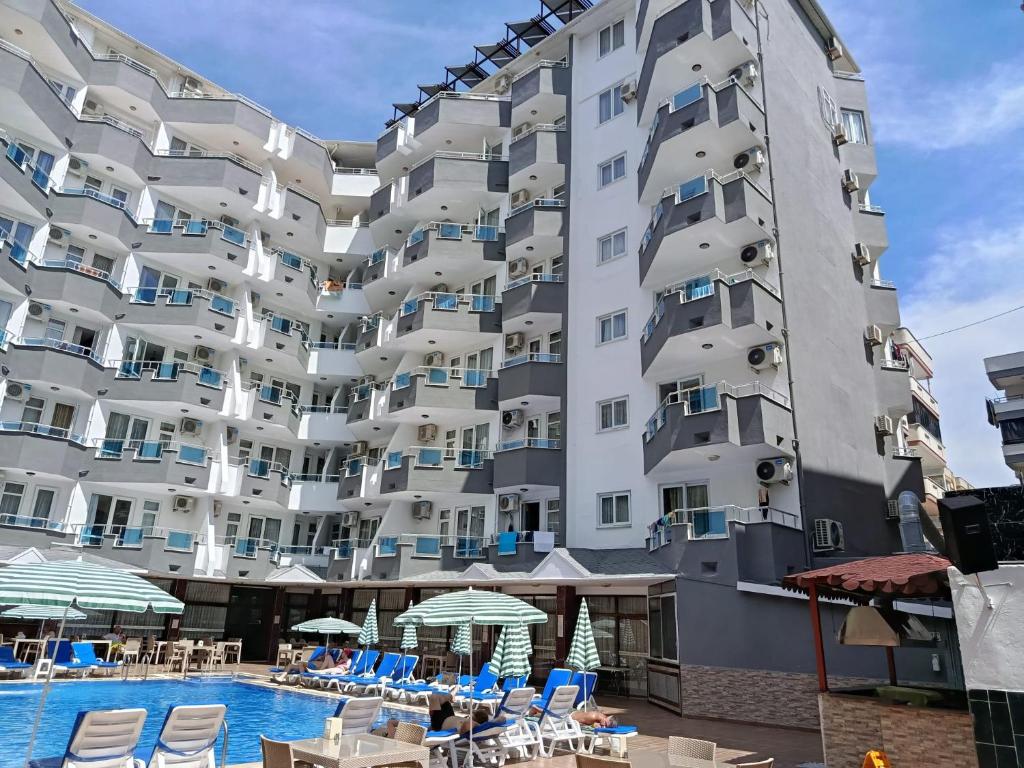 ein großes Apartmentgebäude mit Schwimmbad in der Unterkunft Bariscan Hotel in Mahmutlar