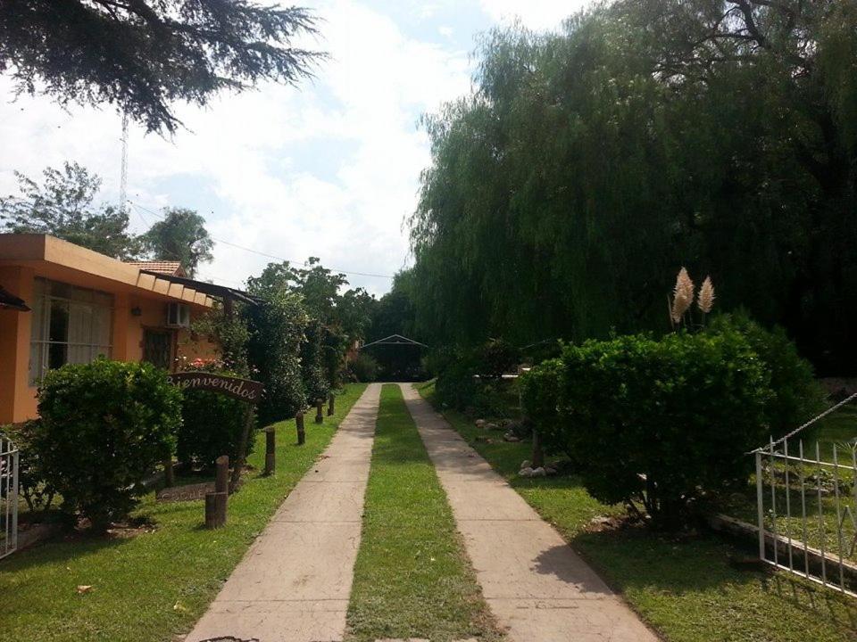 einen Gehweg in einem Garten neben einem Haus in der Unterkunft Residencial Castelar in Merlo