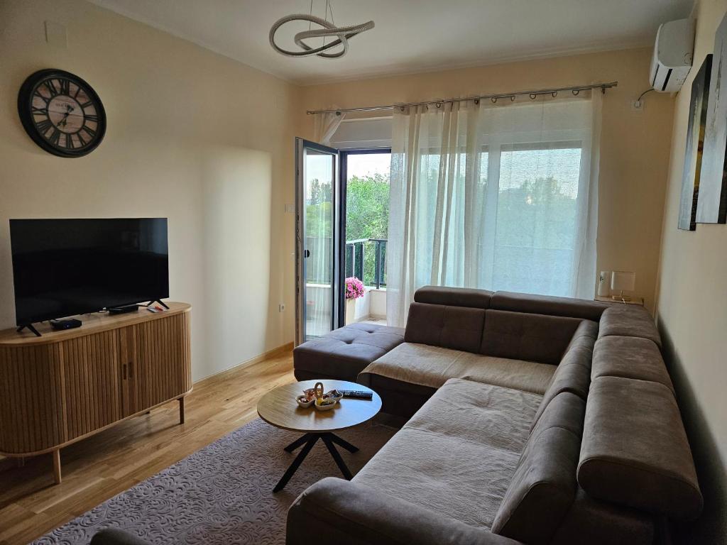 a living room with a couch and a flat screen tv at Elena Residence 15min from Belgrade in Pančevo