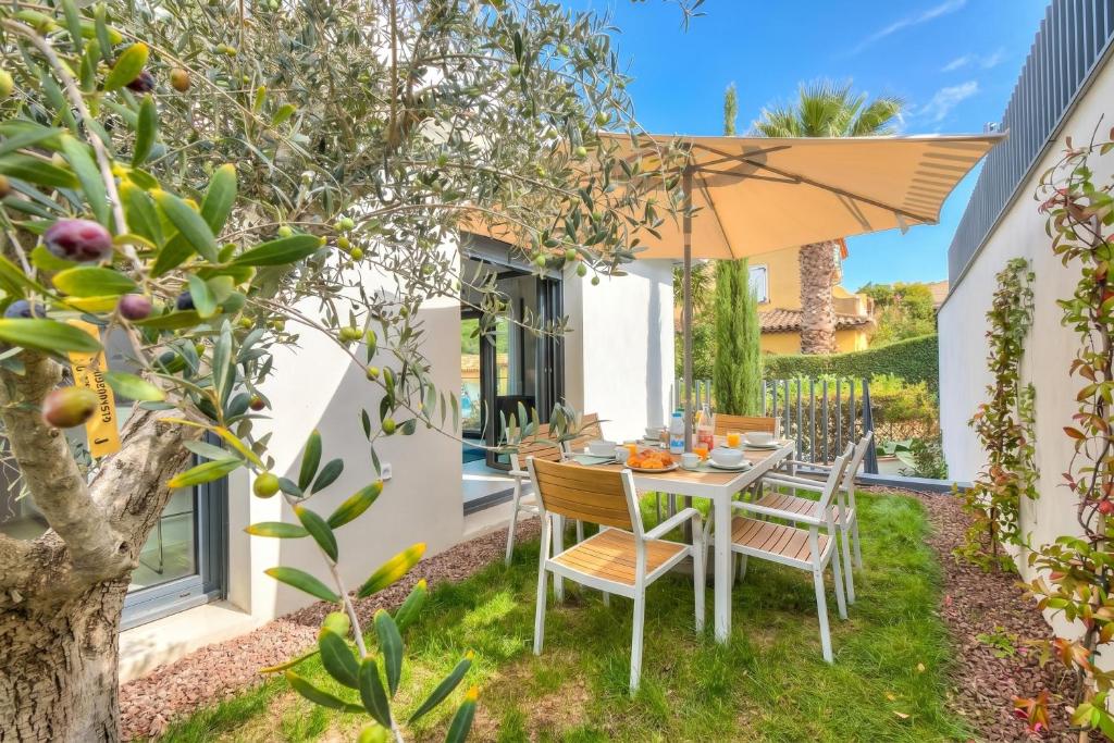 Apt 2 Bedroom - Terrace Near Saint-Tropez - Happy Rentals