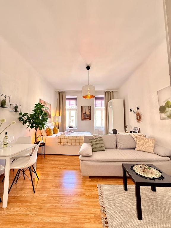 CITY&MORE-11! Schickes Apartment mit Altbauflair!