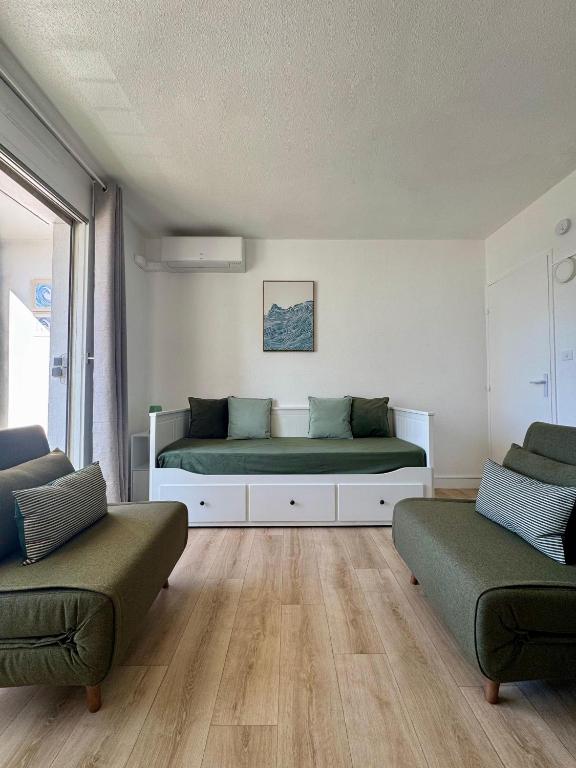 Studio climatisé avec terrasse PLAGE PORT & CENTRE à PIED Accès autonome