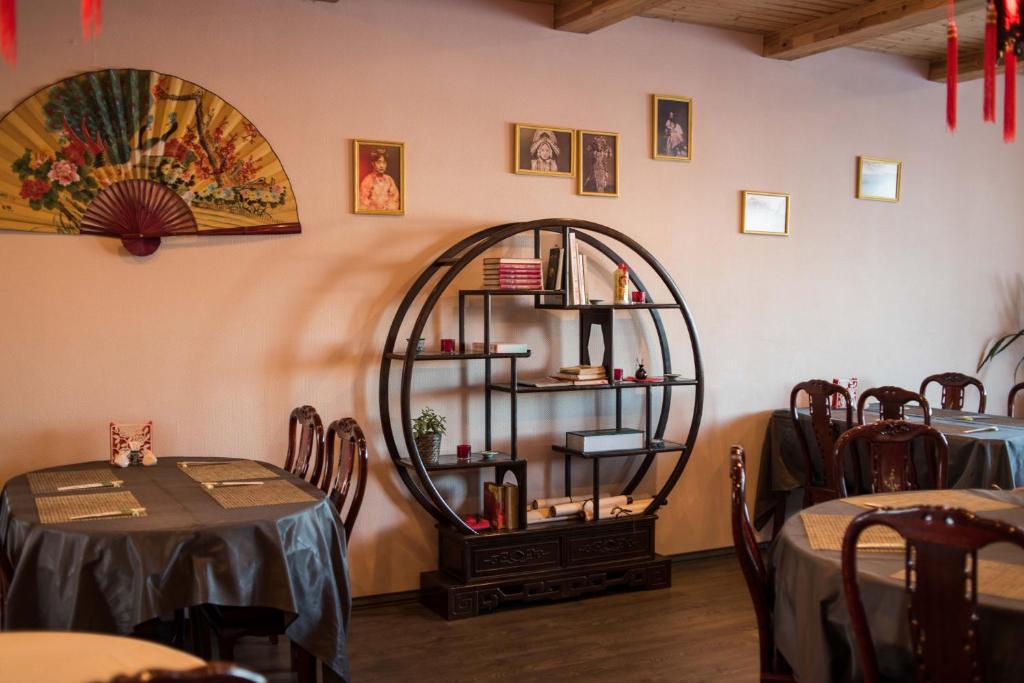 uma sala de jantar com um espelho e uma mesa e cadeiras em Rabbit Hotel em Raiskums