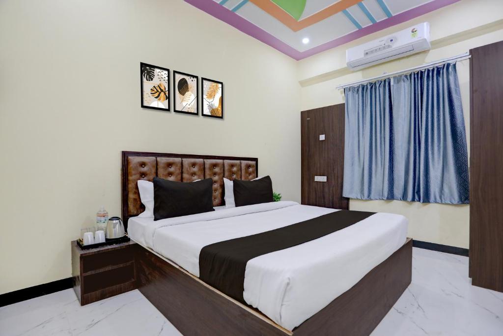 a bedroom with a large bed in a room at Hotel O by OYO SGD Lawn And Hotel in Varanasi