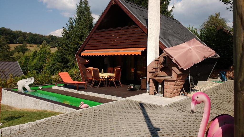 ein Modell eines Hauses mit einem Pool und einem Flamingo-Spielzeug in der Unterkunft Ferienhaus TSAVO in Wald-Michelbach