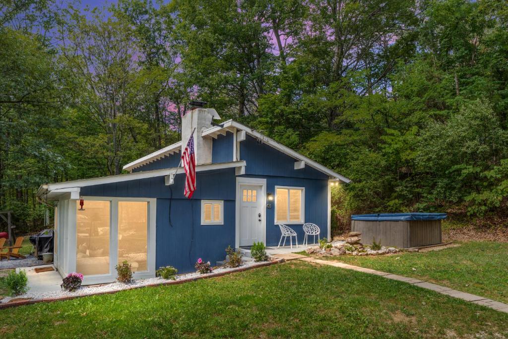 River Escape 3BR Cabin - Hot Tub, Starlink Wifi, Tubing - Housity