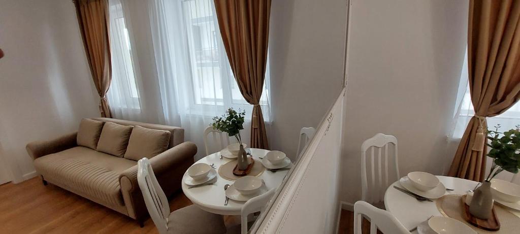a small living room with a table and a couch at SIA Thermal Felix - Calm & Comfort near Apollo Thermal Bath in Baile Felix