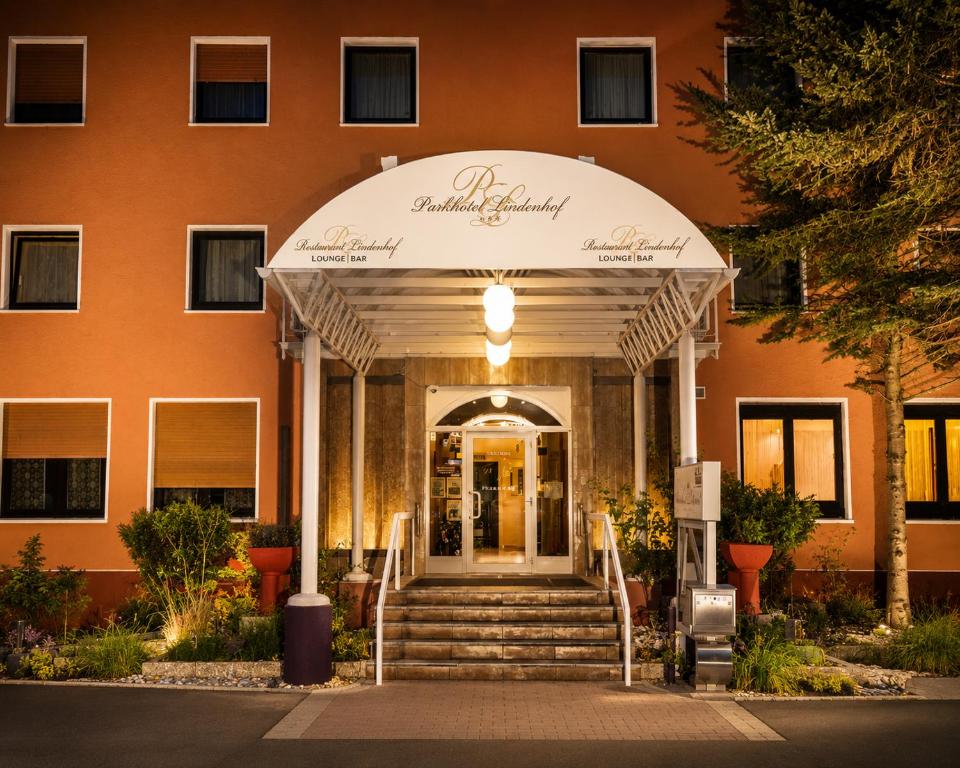 an entrance to a building with stairs in front at Parkhotel Lindenhof - KOSTENLOSE PARKPLÄTZE in Offenbach