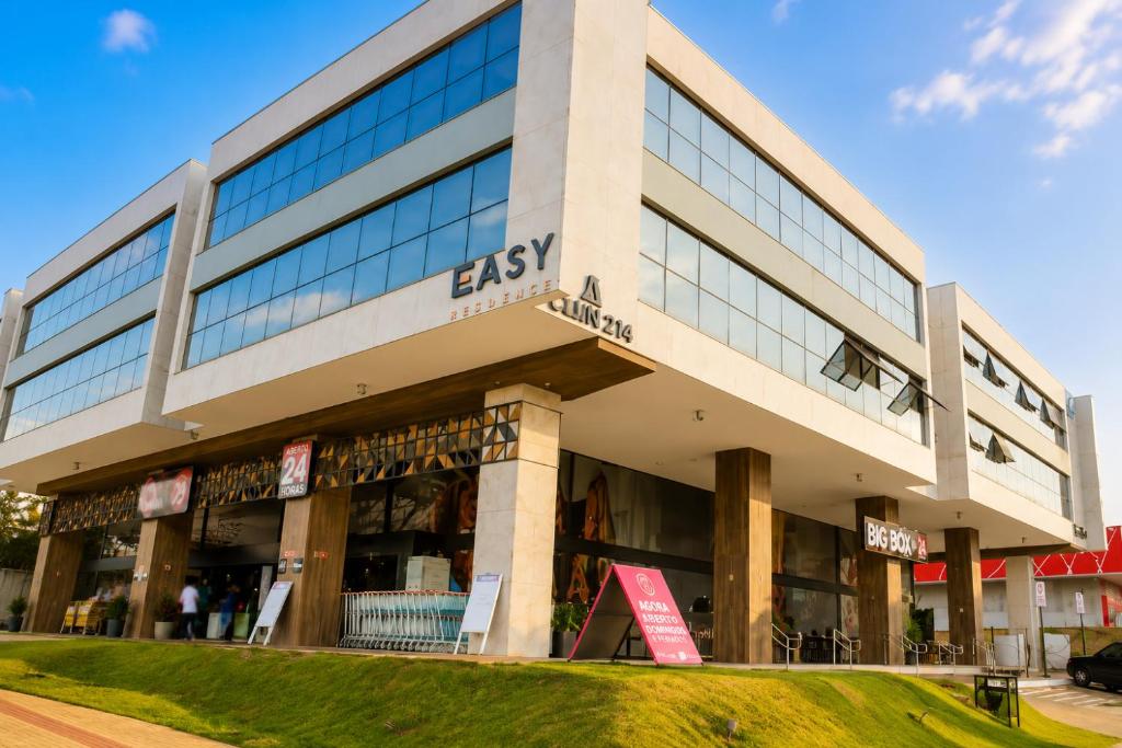 an external view of a large building at Alugueasy - EASY Noroeste in Brasília