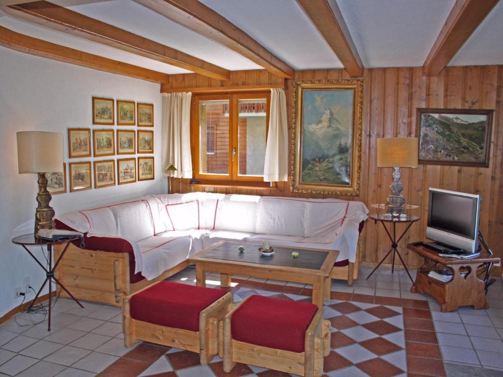 Etoile du Sud 108 في فيربير: غرفة معيشة مع أريكة بيضاء وتلفزيون