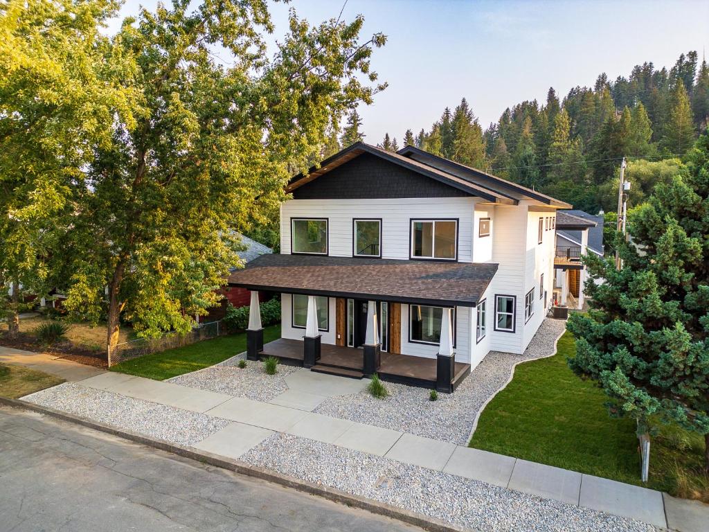 an overhead view of a white house with trees at Beautiful new home in Sanders Beach! in Coeur d'Alene