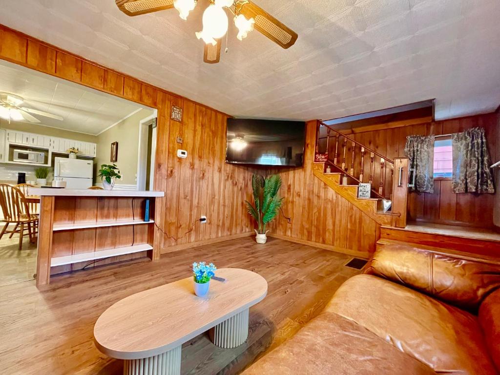 a living room with a couch and a table at Xuan Pine House in Altoona