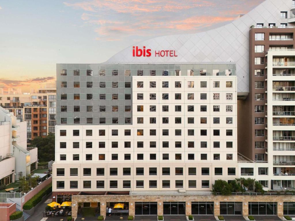 a building with a hbos hotel on top of it at ibis Sydney Darling Harbour in Sydney