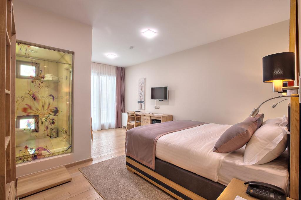 Hotel Azizaにあるテレビまたはエンターテインメントセンター