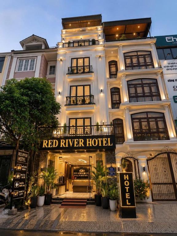 a white building with a red river hotel at Hotel Red River in Hà Ðông