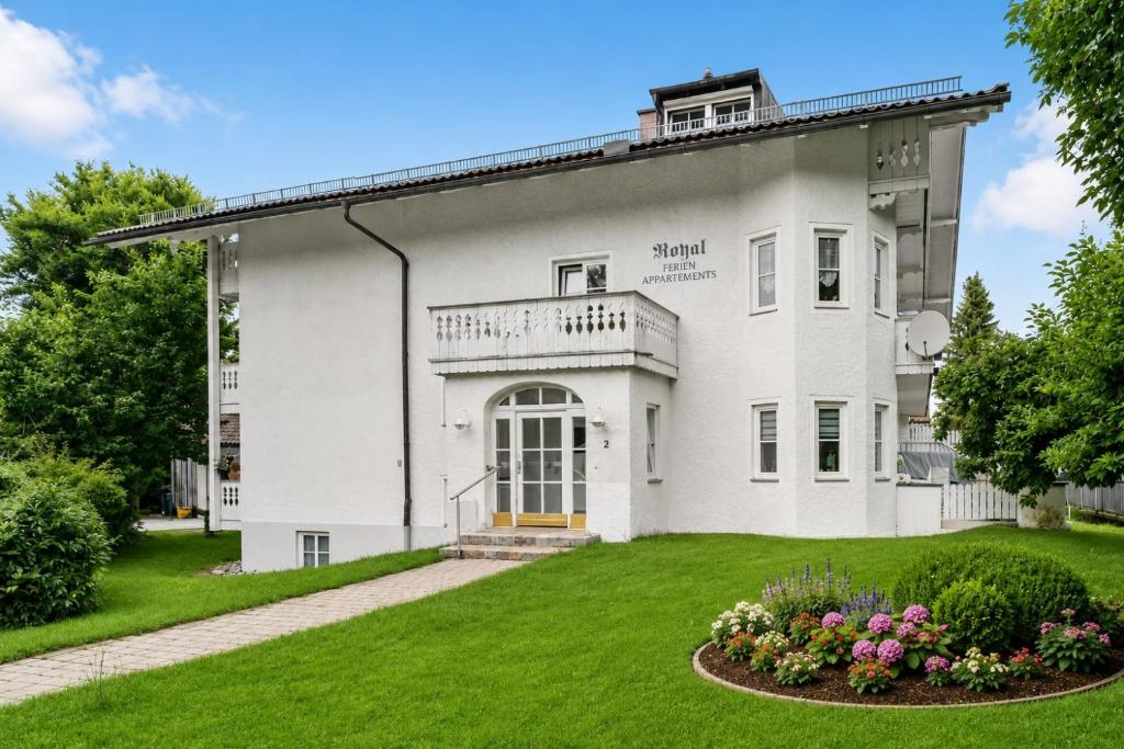 a large white house with a yard at Stadthaus Sonneneck in Bad Tölz