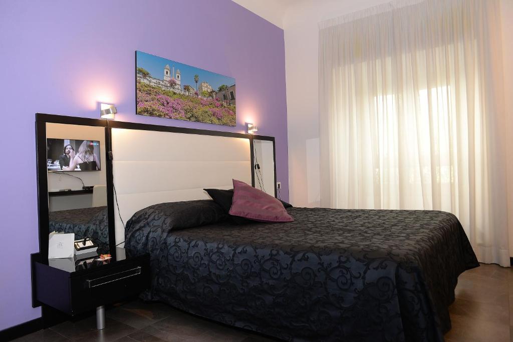 ローマにあるCapital Suiteのベッドルーム(大型ベッド1台、大きな窓付)