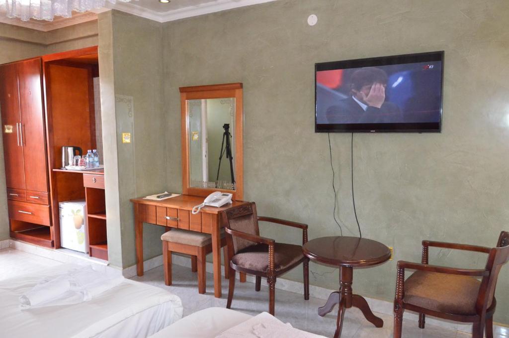 TV a/nebo společenská místnost v ubytování Interservice Hotel