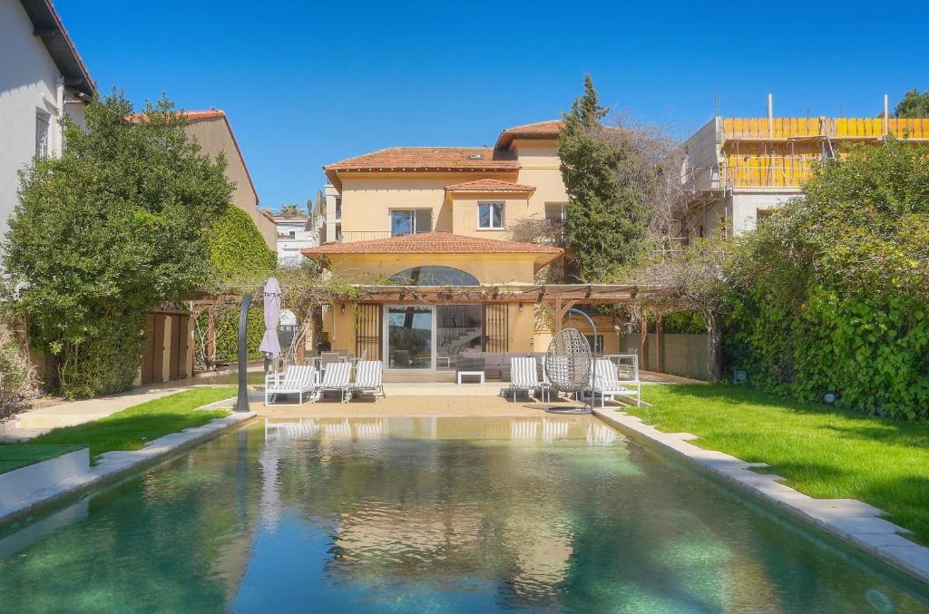 FRGK Villa Moure Rouge Palm Beach