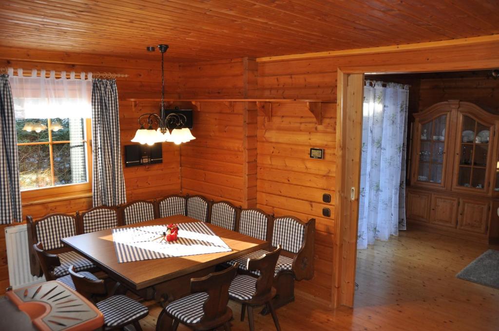 Istumisnurk majutusasutuses Holzhaus in Hinterstoder