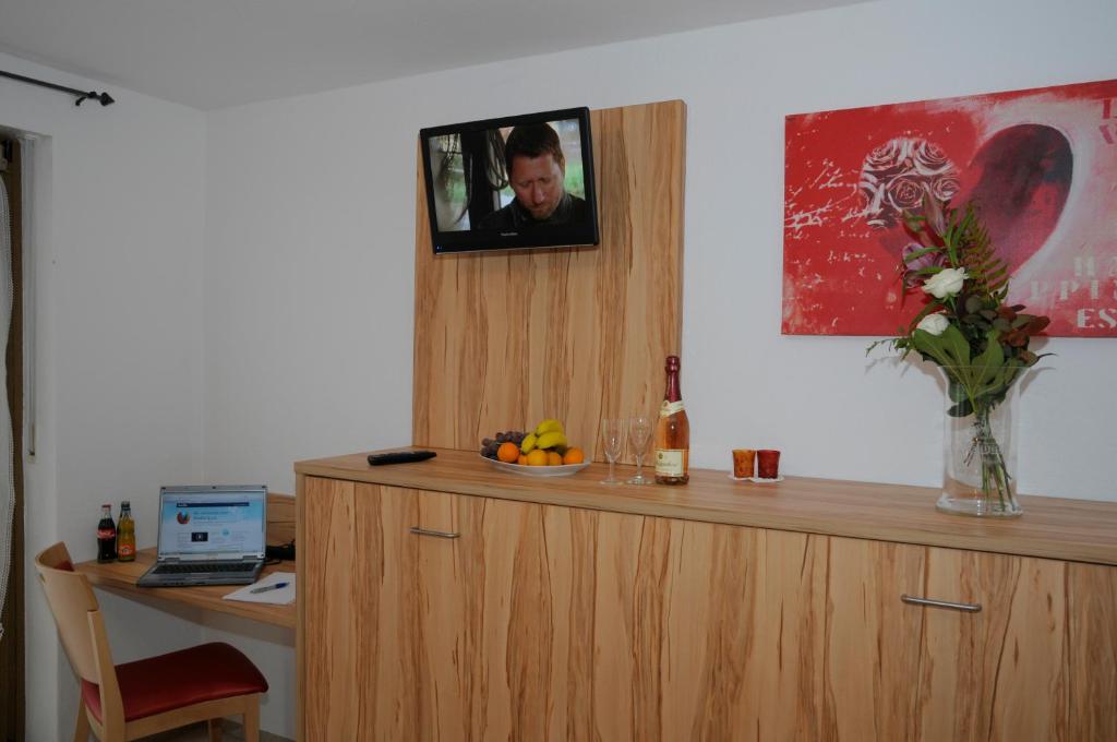 TV a/nebo společenská místnost v ubytování Landgasthof Krone