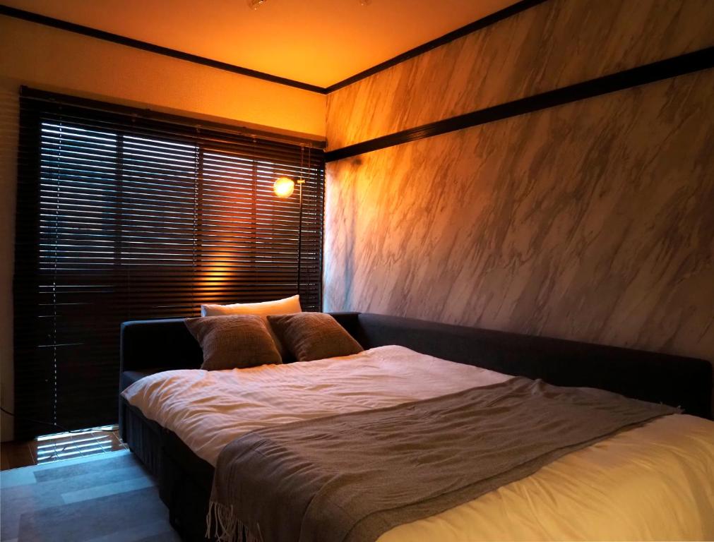 a bedroom with a large bed with a window at #52 Towny Yanagihara in Numazu